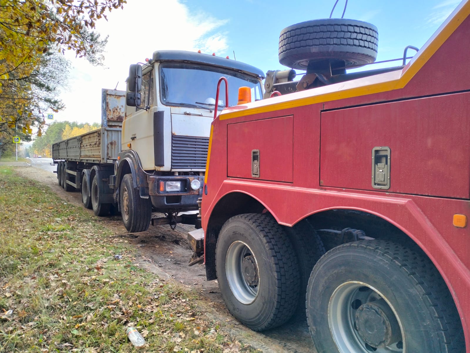 Операция на трассе: как спасатели помогли водителю грузовика в критической ситуации