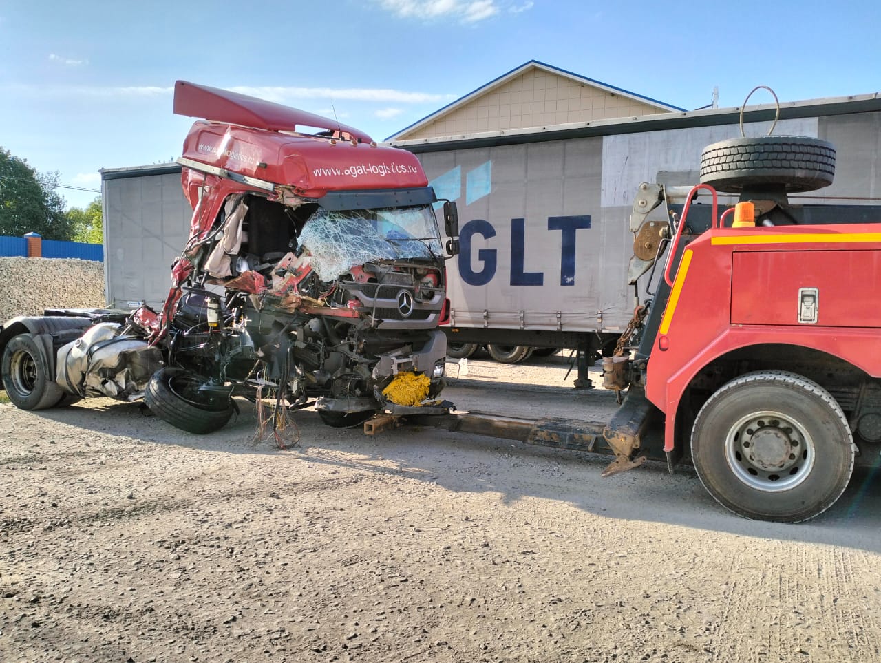 Надежная тяга: когда буксировка на жесткой сцепке необходима и почему важны профессионалы