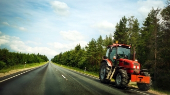 Услуги трактора: буксир, уборка мусора, хозяйственные работы